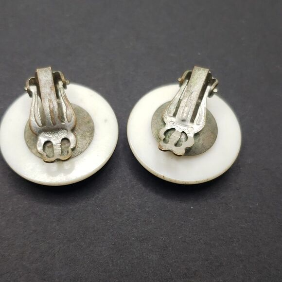 Vintage made in Japan white circle clip on earrings - Picture 2 of 4